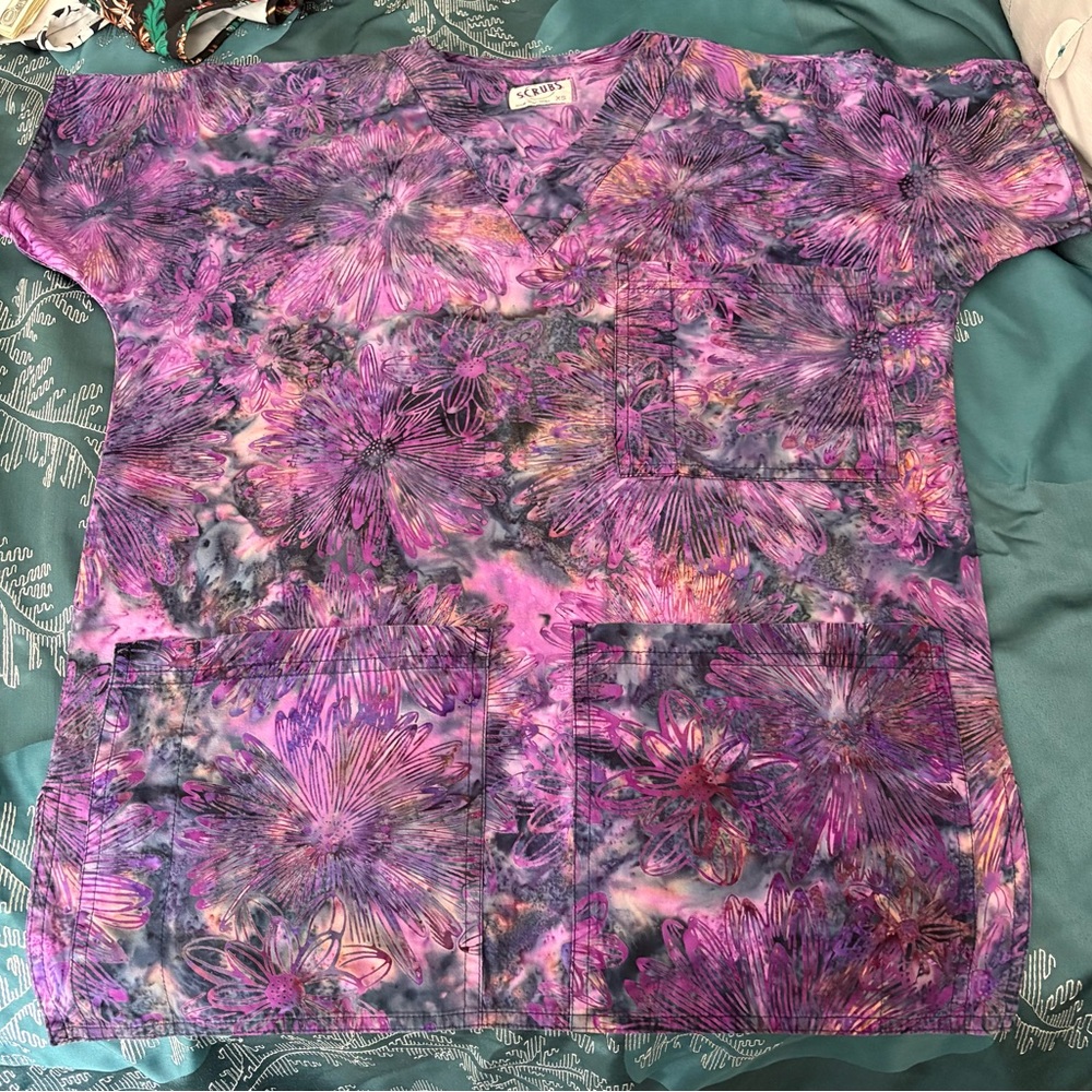 Scrubs Women's Purple Floral Short Sleeve Top